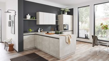 Einbauküche WERT KÜCHE® aus Holz in Beige WERT KÜCHE® Ella mit Constructa Einbaugeräten Muschelweiß & Schiefer Sand - Stellfläche ca. 420 x 250 cm