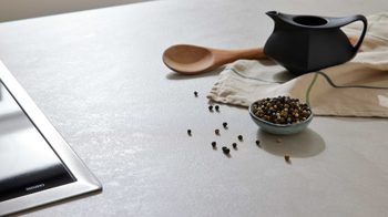 Einbauküche WERT KÜCHE® aus Holz in Beige WERT KÜCHE® Ella mit Constructa Einbaugeräten Muschelweiß & Schiefer Sand - Stellfläche ca. 420 x 250 cm