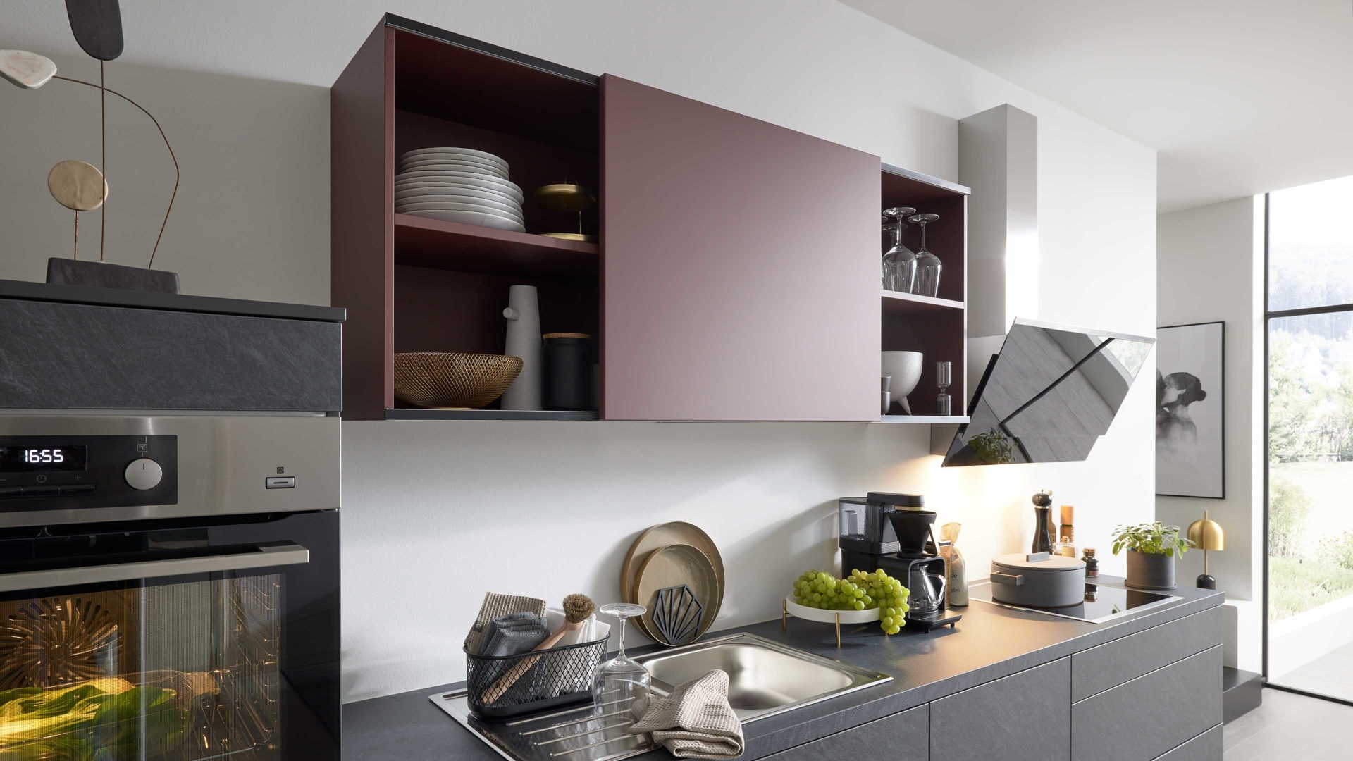 Einbauküche WERT KÜCHE® aus Holz in Dunkelgrau WERT KÜCHE® Ella mit AEG Einbaugeräten Alvaro Schiefer & Indischrot - Länge ca. 403 cm