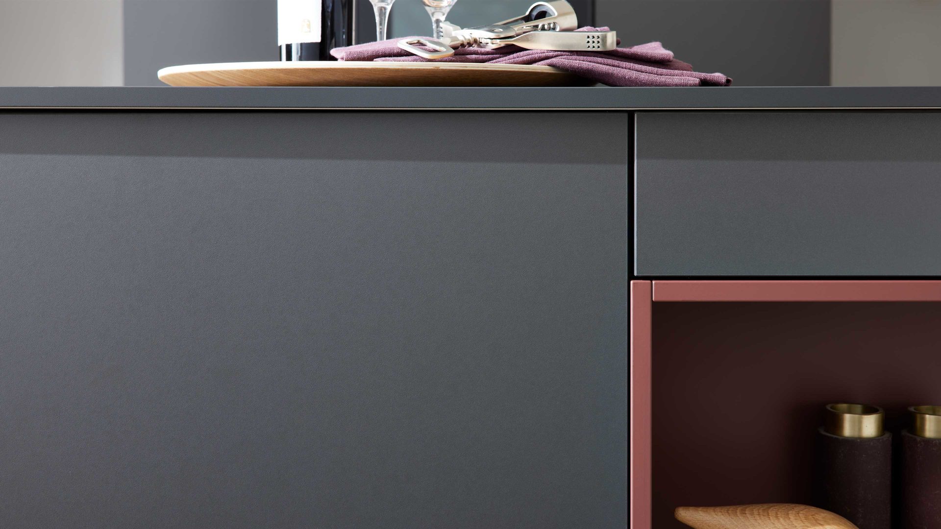 Einbauküche WERT KÜCHE® aus Holz in Schwarz WERT KÜCHE® Nora mit SIEMENS Einbaugeräten Lavaschwarz & Indischrot - zweizeilig