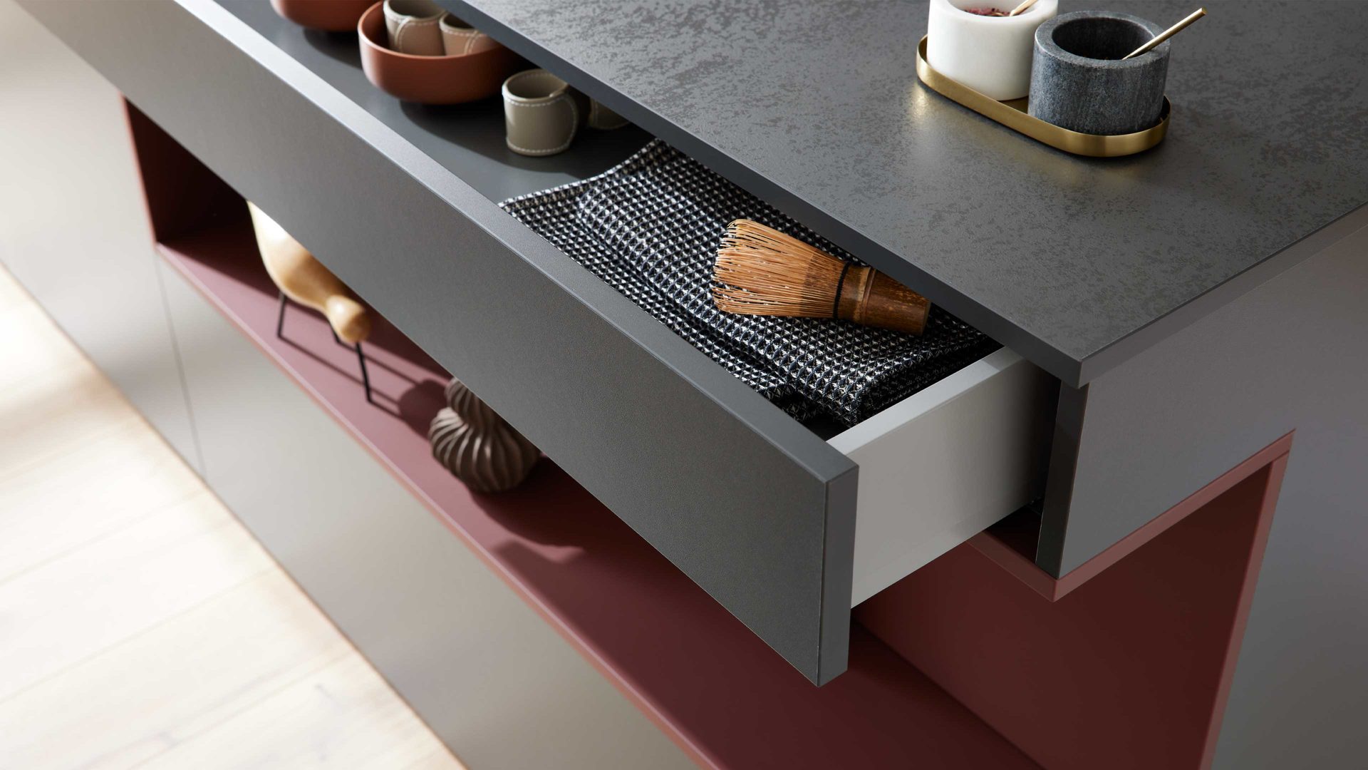 Einbauküche WERT KÜCHE® aus Holz in Schwarz WERT KÜCHE® Nora mit SIEMENS Einbaugeräten Lavaschwarz & Indischrot - zweizeilig