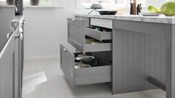 Einbauküche WERT KÜCHE® aus Holz in Grau WERT KÜCHE® Carina mit AEG Einbaugeräten Achatgrau Satin & Marmor bianco - zweiteilig