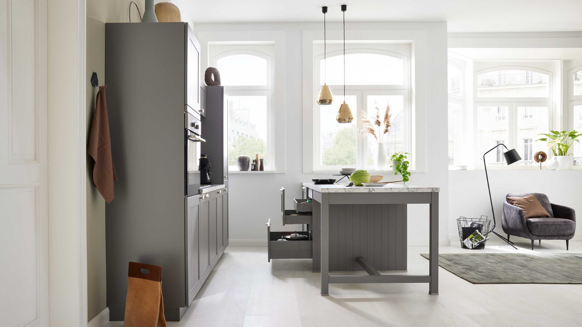 Einbauküche WERT KÜCHE® aus Holz in Grau WERT KÜCHE® Carina mit AEG Einbaugeräten Achatgrau Satin & Marmor bianco - zweiteilig