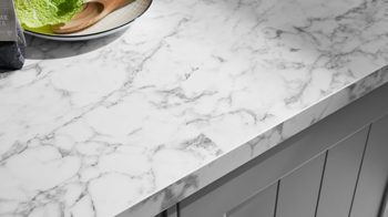 Einbauküche WERT KÜCHE® aus Holz in Grau WERT KÜCHE® Carina mit AEG Einbaugeräten Achatgrau Satin & Marmor bianco - zweiteilig