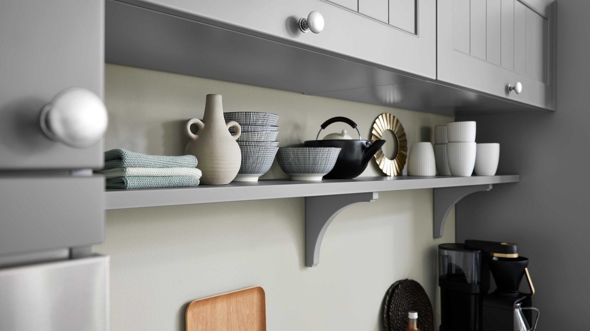 Einbauküche WERT KÜCHE® aus Holz in Grau WERT KÜCHE® Carina mit AEG Einbaugeräten Achatgrau Satin & Marmor bianco - zweiteilig