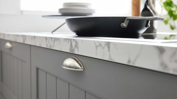 Einbauküche WERT KÜCHE® aus Holz in Grau WERT KÜCHE® Carina mit AEG Einbaugeräten Achatgrau Satin & Marmor bianco - zweiteilig