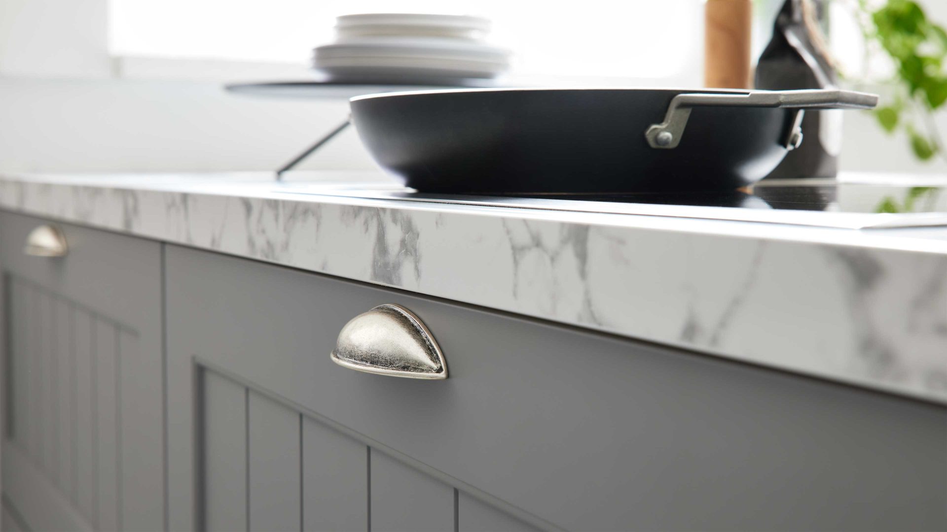 Einbauküche WERT KÜCHE® aus Holz in Grau WERT KÜCHE® Carina mit AEG Einbaugeräten Achatgrau Satin & Marmor bianco - zweiteilig