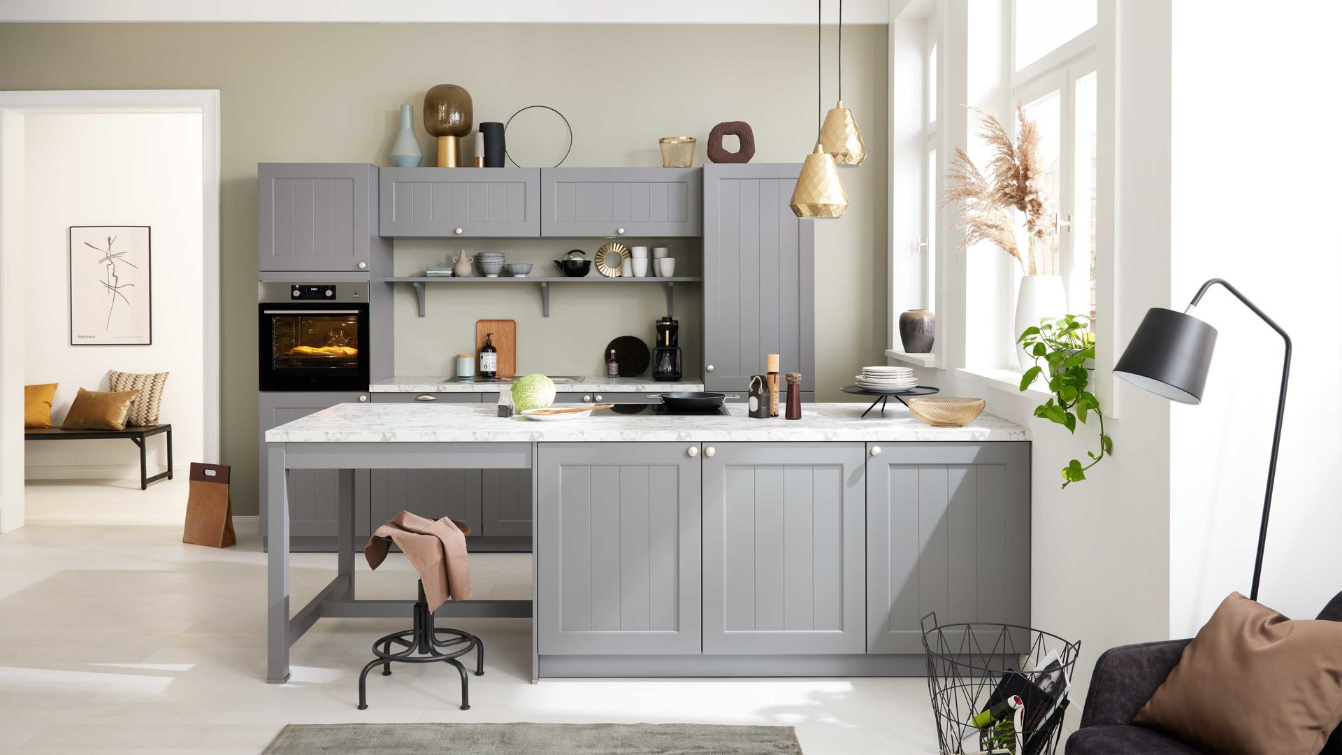 Einbauküche WERT KÜCHE® aus Holz in Grau WERT KÜCHE® Carina mit AEG Einbaugeräten Achatgrau Satin & Marmor bianco - zweiteilig