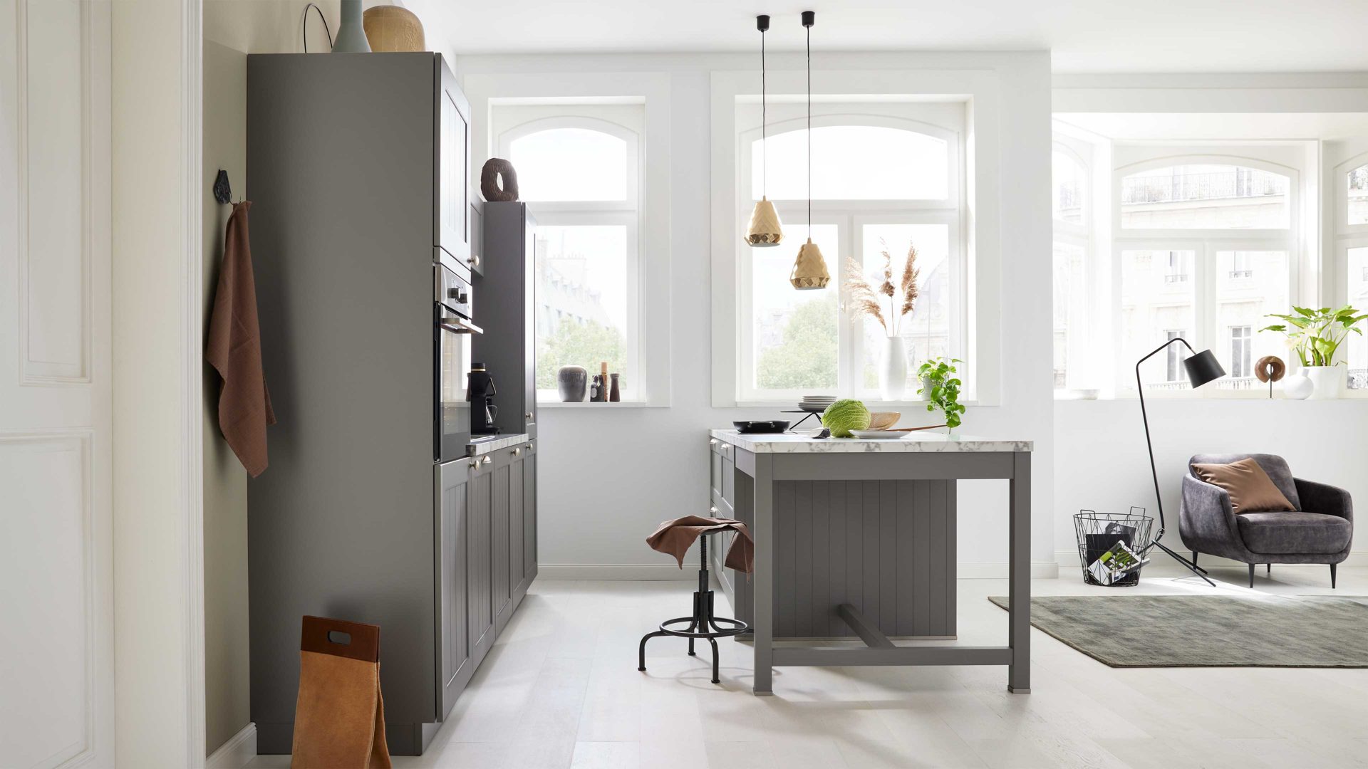 Einbauküche WERT KÜCHE® aus Holz in Grau WERT KÜCHE® Carina mit AEG Einbaugeräten Achatgrau Satin & Marmor bianco - zweiteilig