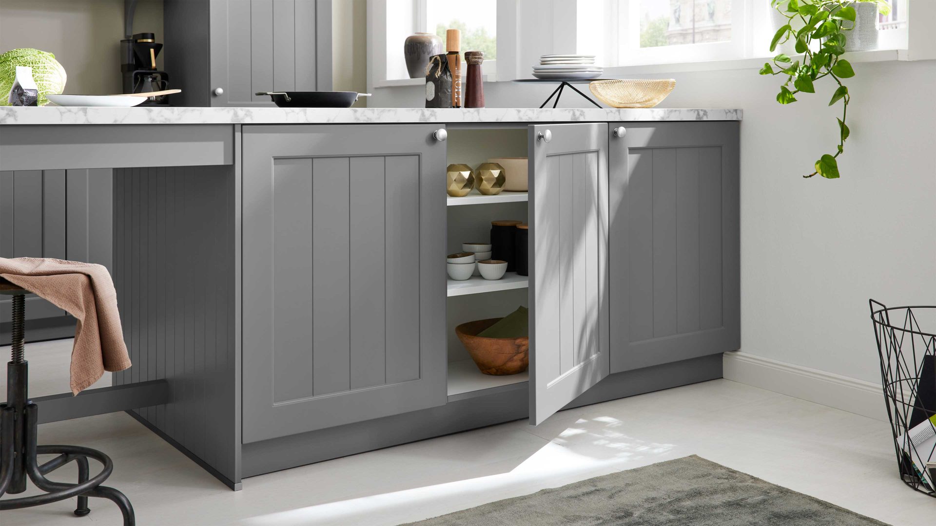 Einbauküche WERT KÜCHE® aus Holz in Grau WERT KÜCHE® Carina mit AEG Einbaugeräten Achatgrau Satin & Marmor bianco - zweiteilig