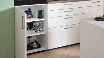 Einbauküche WERT KÜCHE® aus Holz in Weiß WERT KÜCHE® Nora mit AEG Einbaugeräten Muschelweiß & Victoria Nussbaum - zweizeilig