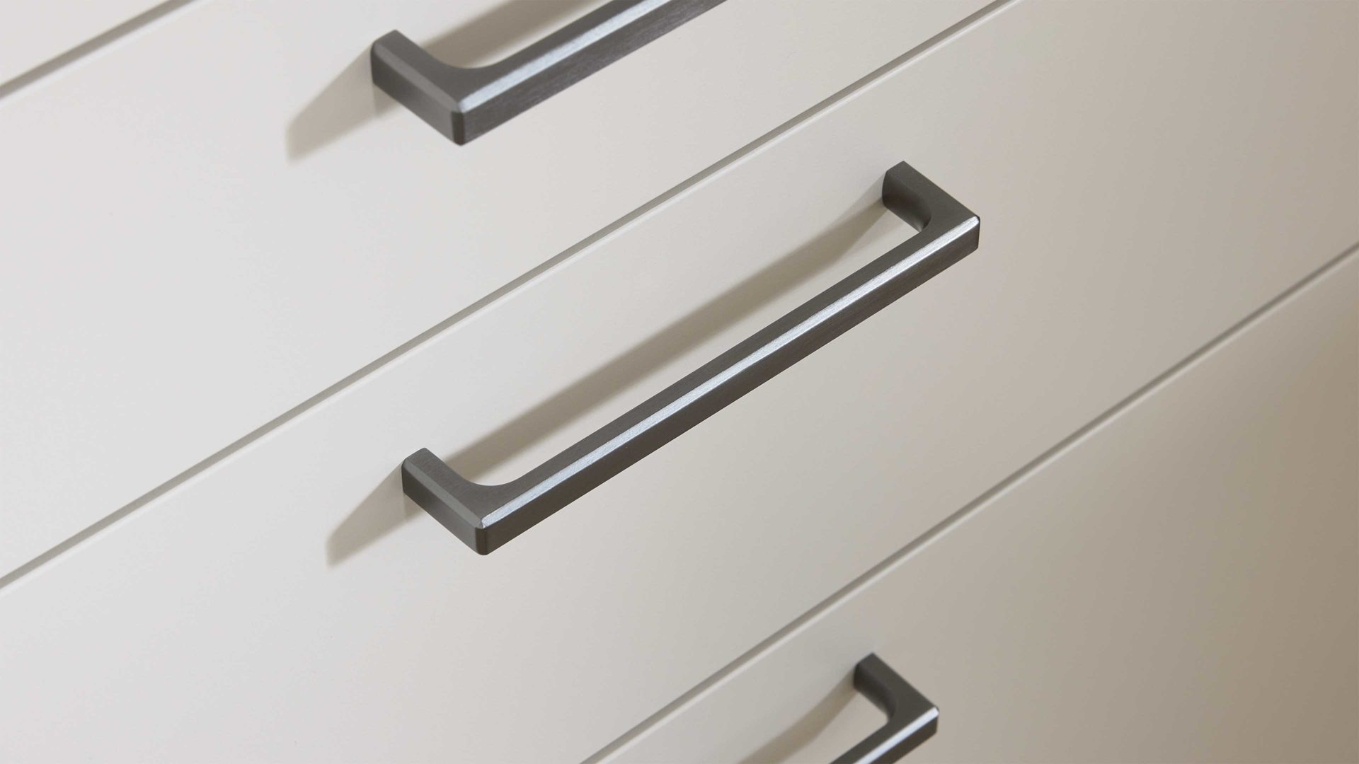 Einbauküche WERT KÜCHE® aus Holz in Weiß WERT KÜCHE® Nora mit AEG Einbaugeräten Muschelweiß & Victoria Nussbaum - zweizeilig