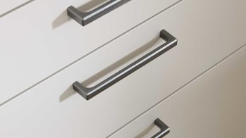 Einbauküche WERT KÜCHE® aus Holz in Weiß WERT KÜCHE® Nora mit AEG Einbaugeräten Muschelweiß & Bergamo Nussbaum - zweiteilig