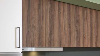 Einbauküche WERT KÜCHE® aus Holz in Weiß WERT KÜCHE® Nora mit AEG Einbaugeräten Muschelweiß & Bergamo Nussbaum - zweiteilig