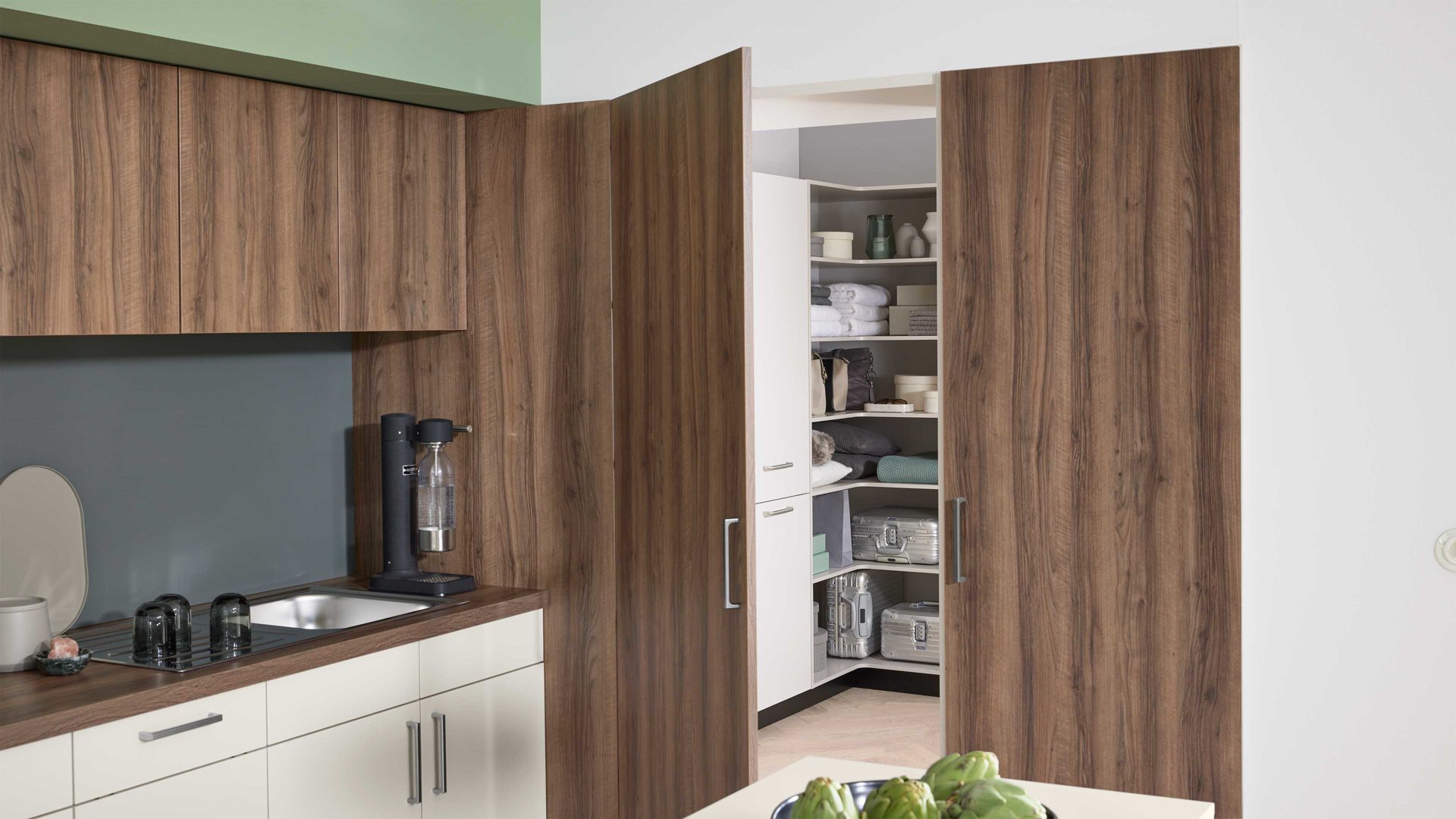 Einbauküche WERT KÜCHE® aus Holz in Weiß WERT KÜCHE® Nora mit AEG Einbaugeräten Muschelweiß & Bergamo Nussbaum - zweiteilig