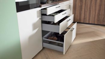 Einbauküche WERT KÜCHE® aus Holz in Weiß WERT KÜCHE® Nora mit AEG Einbaugeräten Muschelweiß & Bergamo Nussbaum - zweiteilig