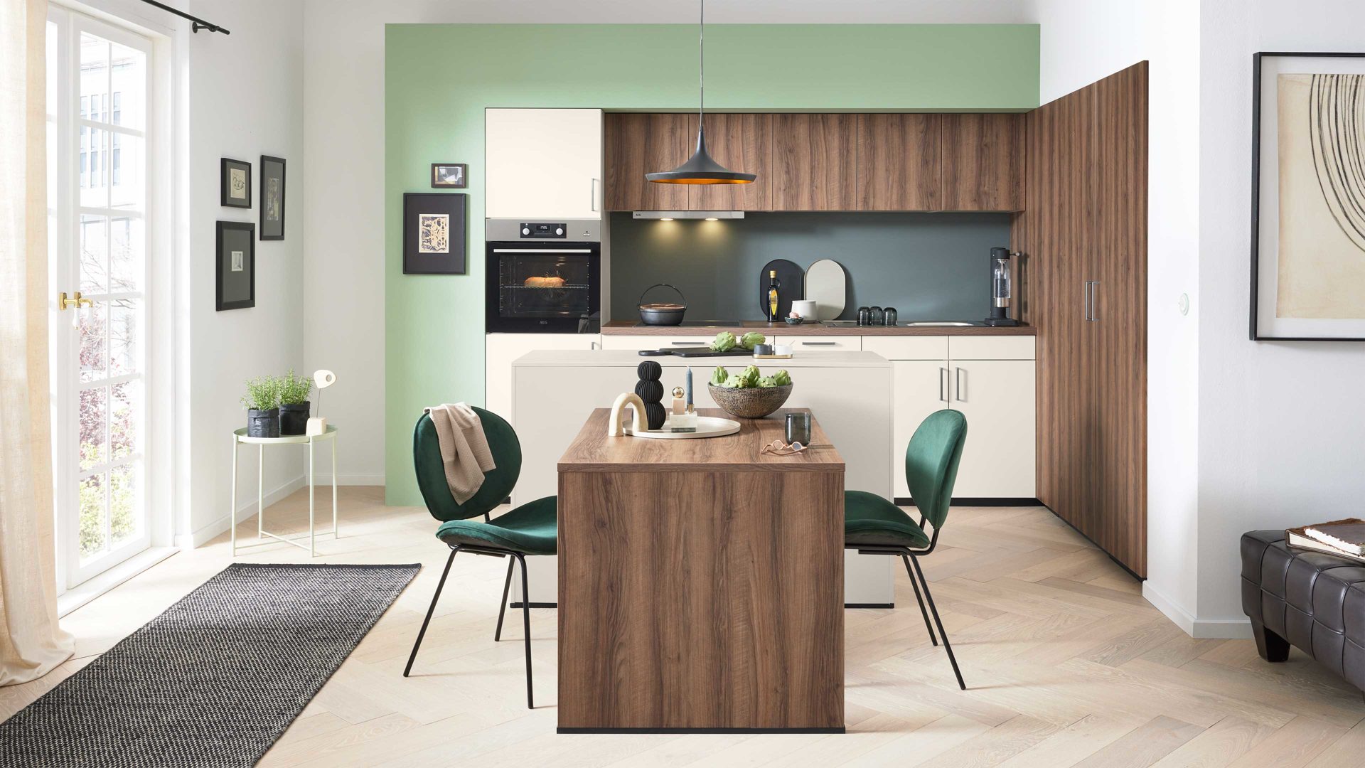 Einbauküche WERT KÜCHE® aus Holz in Weiß WERT KÜCHE® Nora mit AEG Einbaugeräten Muschelweiß & Victoria Nussbaum - zweizeilig