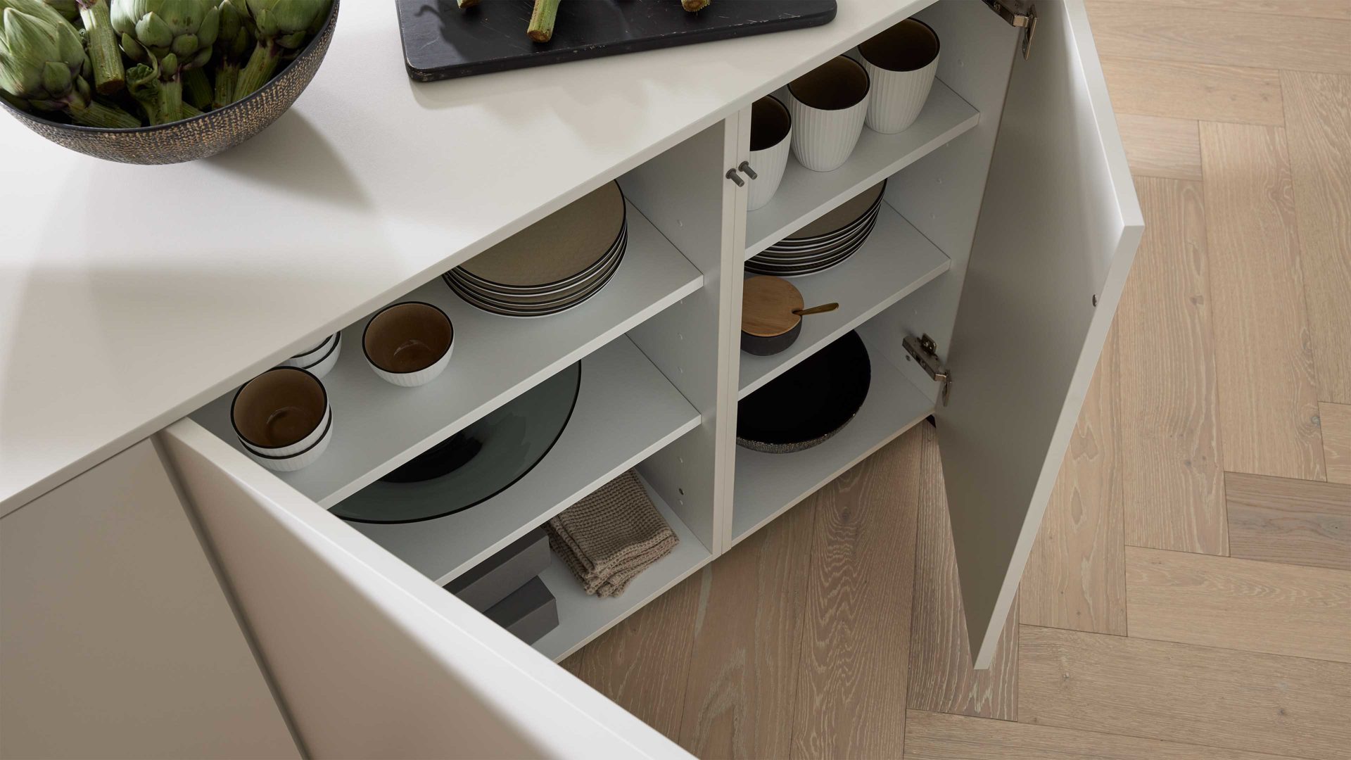 Einbauküche WERT KÜCHE® aus Holz in Weiß WERT KÜCHE® Nora mit AEG Einbaugeräten Muschelweiß & Bergamo Nussbaum - zweiteilig