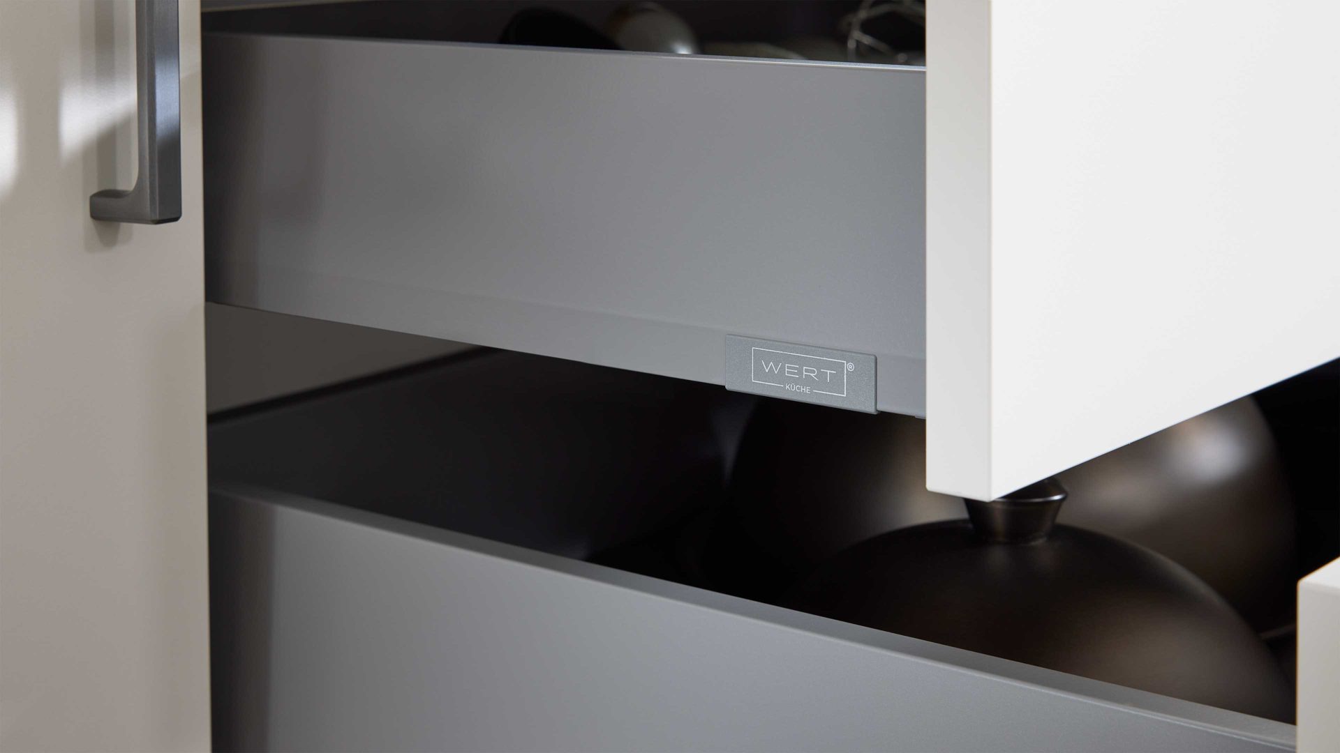 Einbauküche WERT KÜCHE® aus Holz in Weiß WERT KÜCHE® Nora mit AEG Einbaugeräten Muschelweiß & Bergamo Nussbaum - zweiteilig