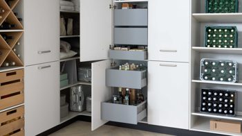 Einbauküche WERT KÜCHE® aus Holz in Weiß WERT KÜCHE® Nova - Hauswirtschaftsraumlösung Muschelweiß - Stellfäche ca. 195 x 258 cm