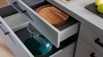 Einbauküche WERT KÜCHE® aus Holz in Schwarz WERT KÜCHE® Franziska mit AEG Einbaugeräten Onyxschwarz & Achatgrau - dreiteilig