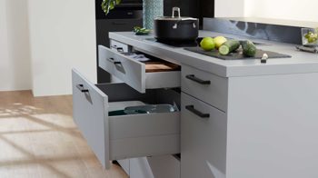 Einbauküche WERT KÜCHE® aus Holz in Schwarz WERT KÜCHE® Franziska mit AEG Einbaugeräten Onyxschwarz & Achatgrau - dreizeilig