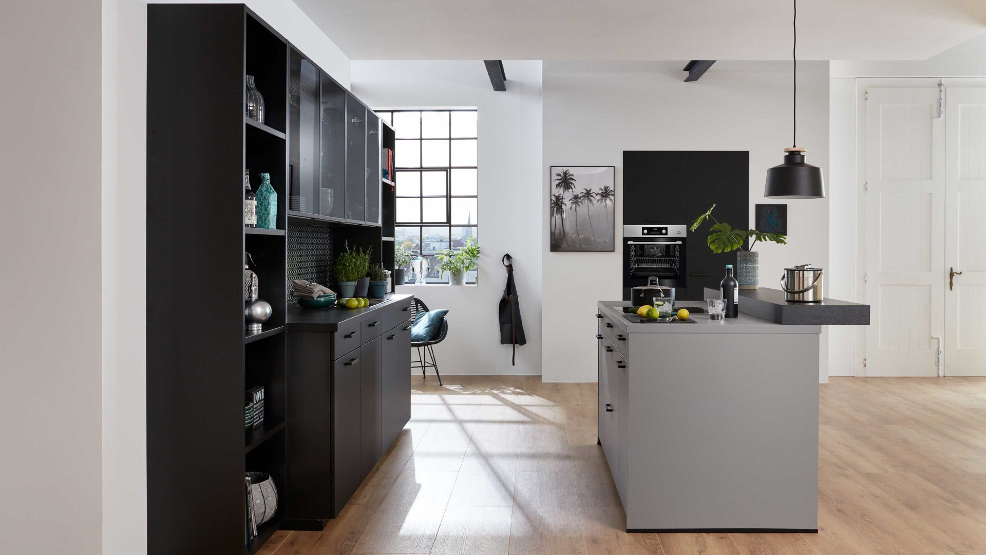 Einbauküche WERT KÜCHE® aus Holz in Schwarz WERT KÜCHE® Franziska mit AEG Einbaugeräten Onyxschwarz & Achatgrau - dreiteilig