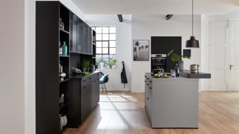 Einbauküche WERT KÜCHE® aus Holz in Schwarz WERT KÜCHE® Franziska mit AEG Einbaugeräten Onyxschwarz & Achatgrau - dreiteilig