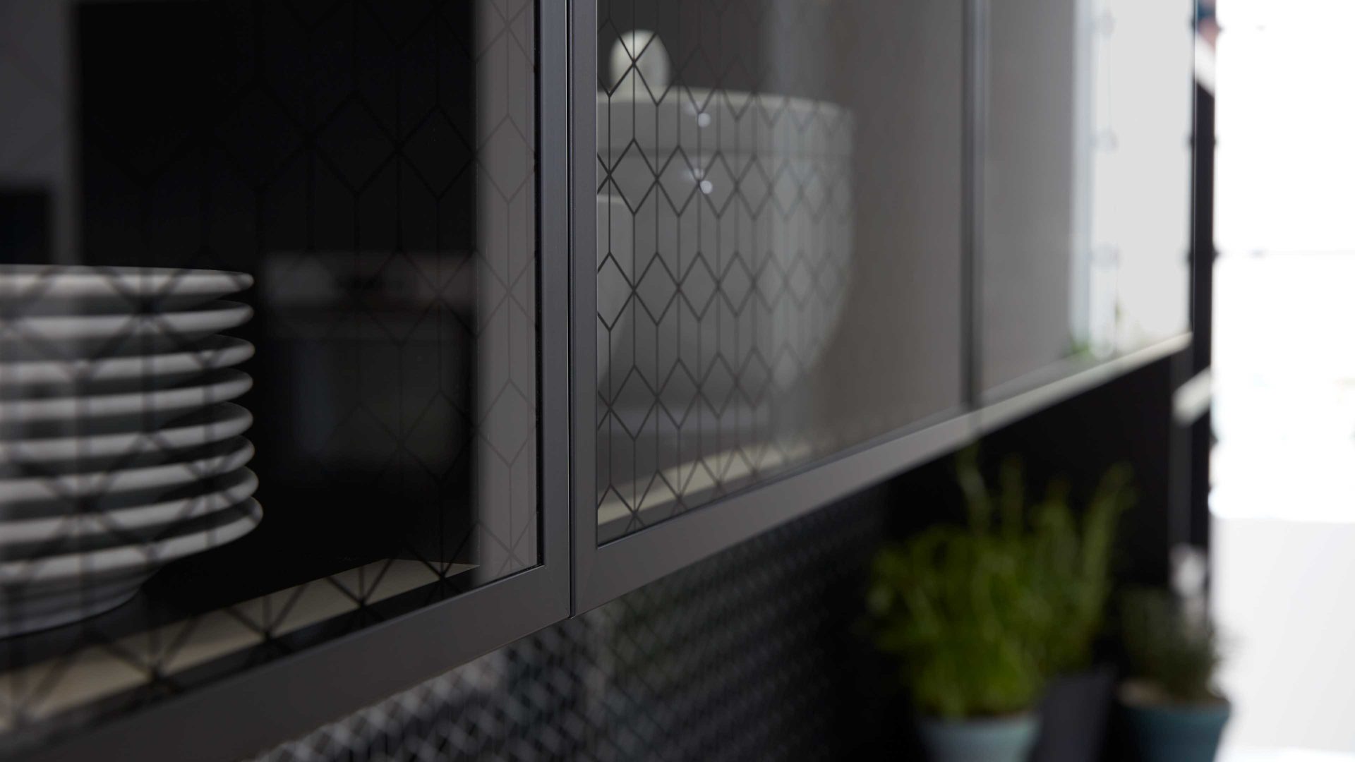 Einbauküche WERT KÜCHE® aus Holz in Schwarz WERT KÜCHE® Franziska mit AEG Einbaugeräten Onyxschwarz & Achatgrau - dreizeilig