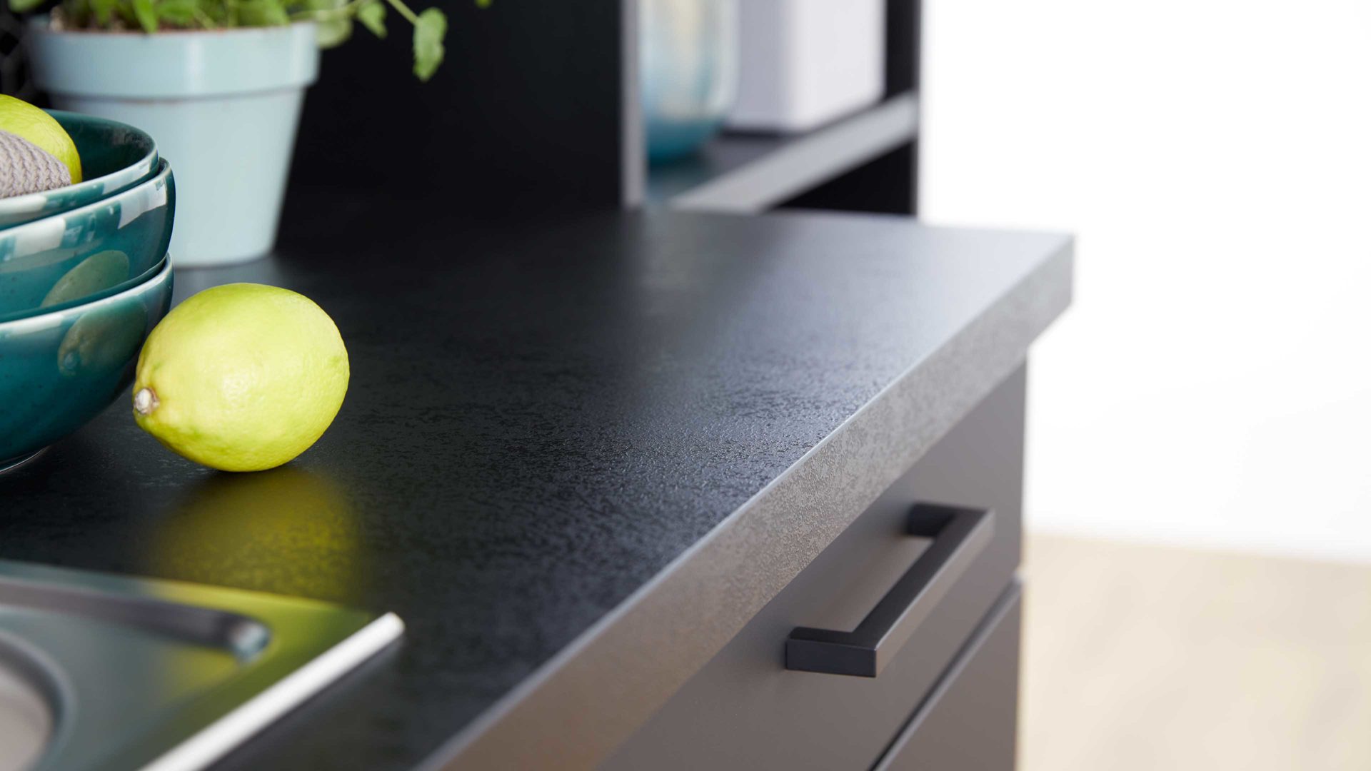 Einbauküche WERT KÜCHE® aus Holz in Schwarz WERT KÜCHE® Franziska mit AEG Einbaugeräten Onyxschwarz & Achatgrau - dreiteilig