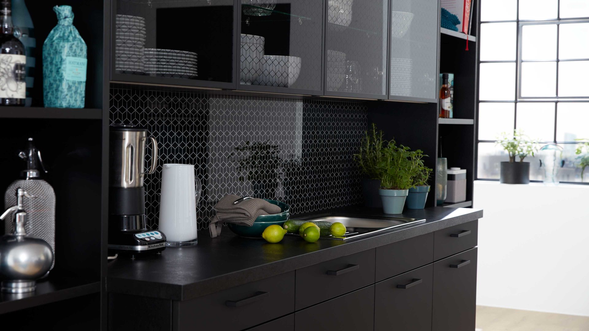 Einbauküche WERT KÜCHE® aus Holz in Schwarz WERT KÜCHE® Franziska mit AEG Einbaugeräten Onyxschwarz & Achatgrau - dreiteilig