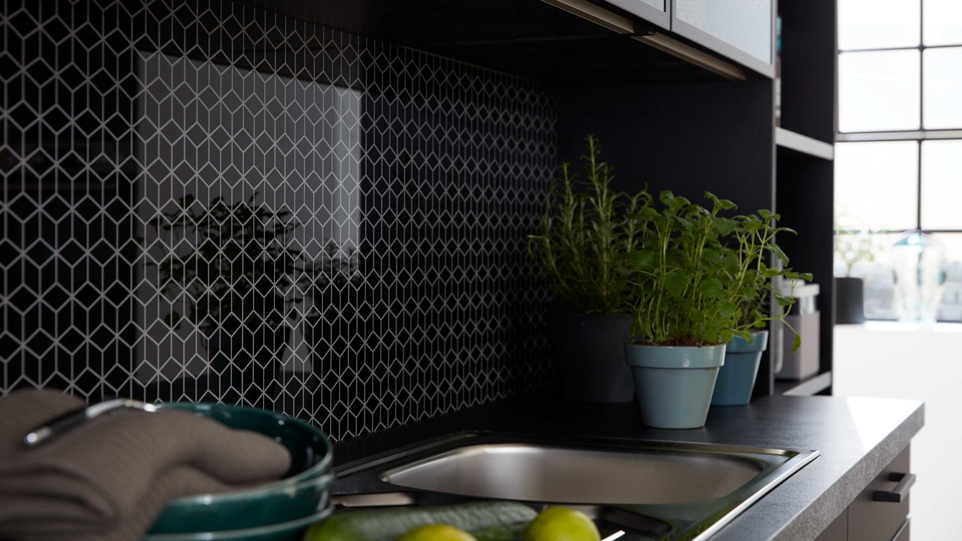 Einbauküche WERT KÜCHE® aus Holz in Schwarz WERT KÜCHE® Franziska mit AEG Einbaugeräten Onyxschwarz & Achatgrau - dreizeilig