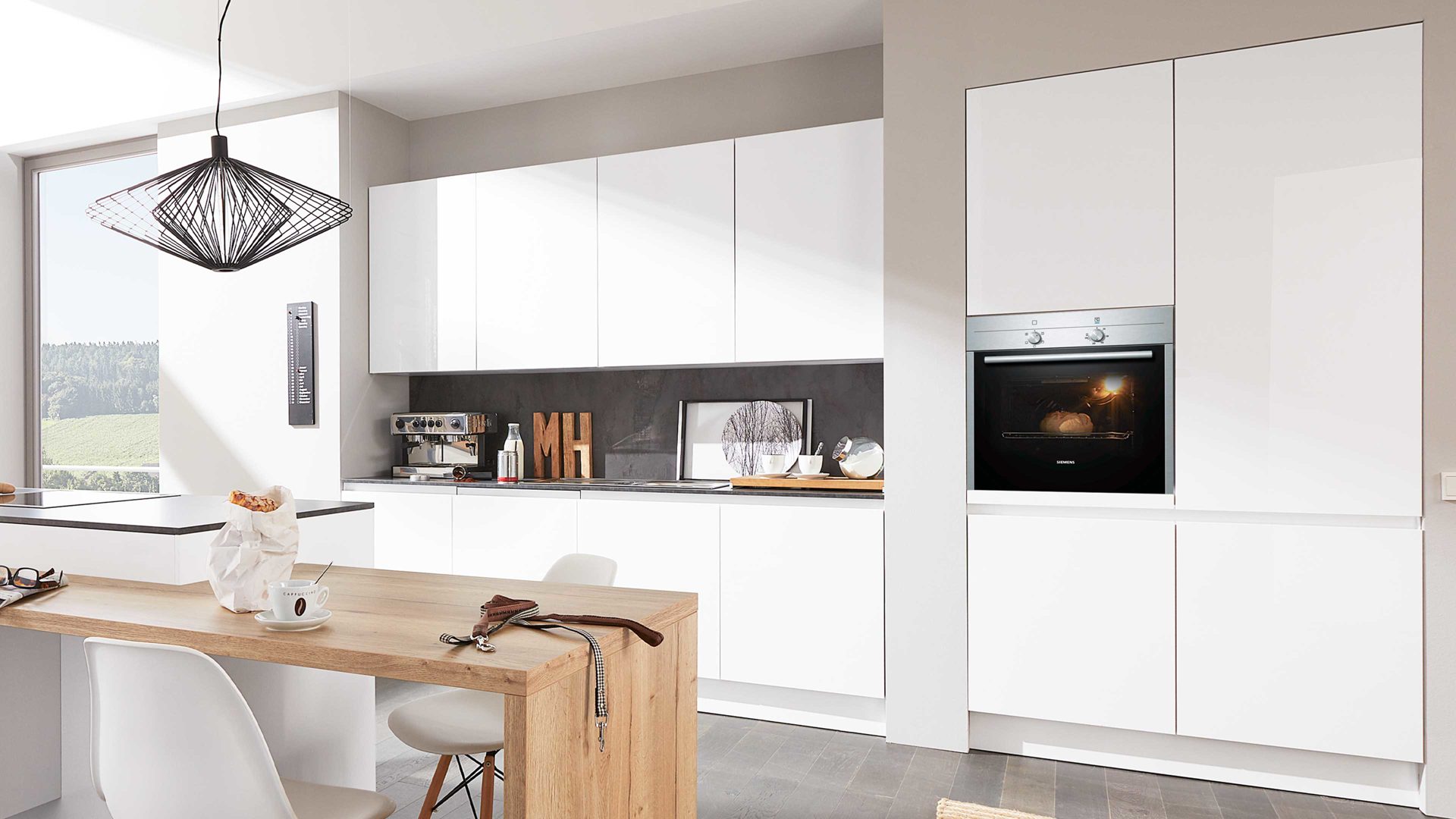 Einbauküche WERT KÜCHE® aus Holz in Weiß WERT KÜCHE® Uni Gloss mit SIEMENS Einbaugeräten Kristallweiß & Oxid graphit - dreiteilig