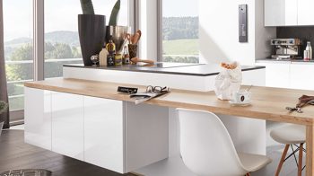 Einbauküche WERT KÜCHE® aus Holz in Weiß WERT KÜCHE® Uni Gloss mit SIEMENS Einbaugeräten Kristallweiß & Oxid graphit - dreiteilig