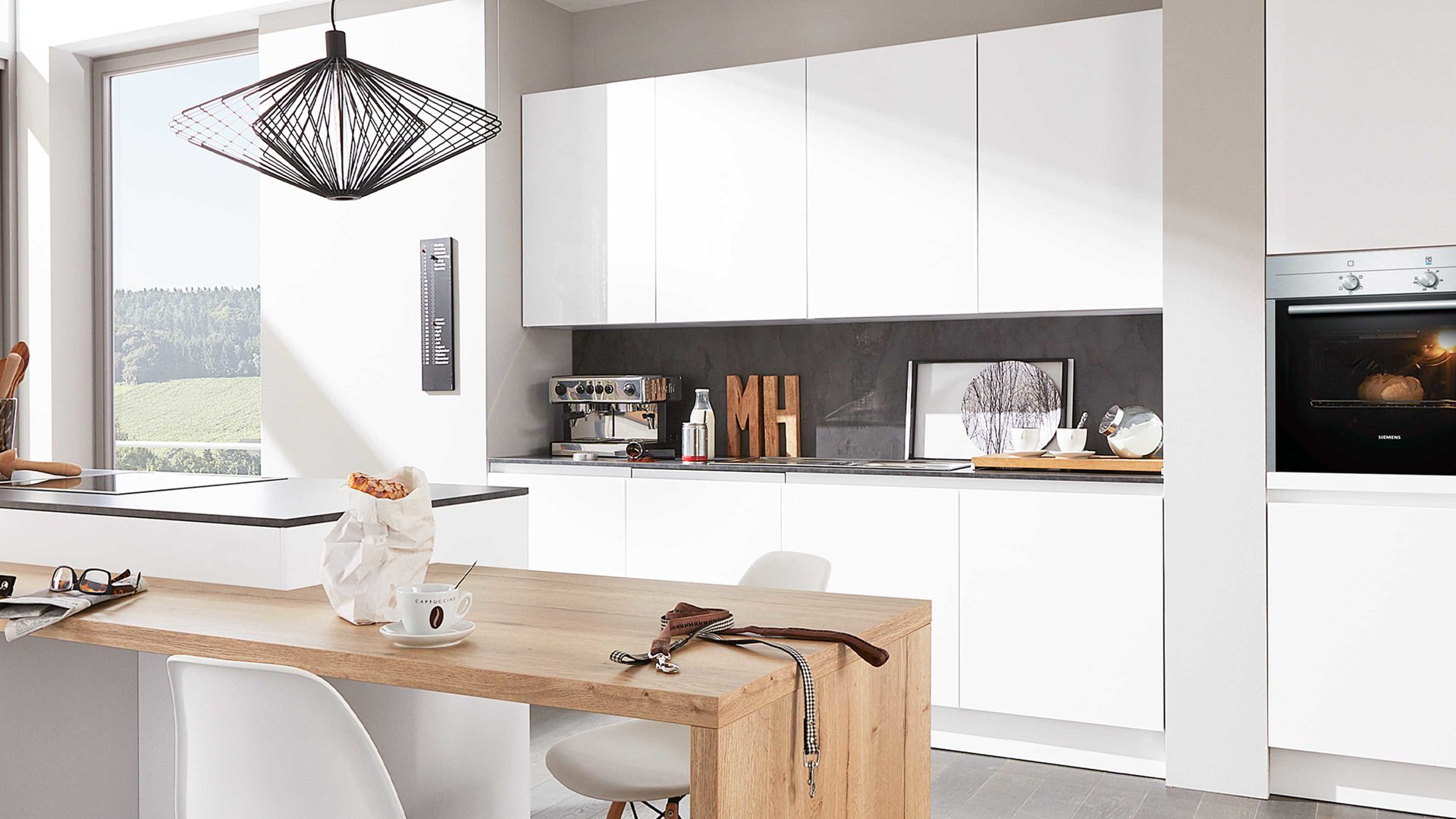 Einbauküche WERT KÜCHE® aus Holz in Weiß WERT KÜCHE® Uni Gloss mit SIEMENS Einbaugeräten Kristallweiß - dreizeilig