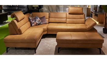 Ecksofa Interliving aus Leder in Hellbraun Interliving Sofa Serie 4057 Polstergarnitur HU-HP21048 LongLife-Leder Vivre Honey & schwarze Metallfüße – Stellfläche ca. 220 x 295 cm