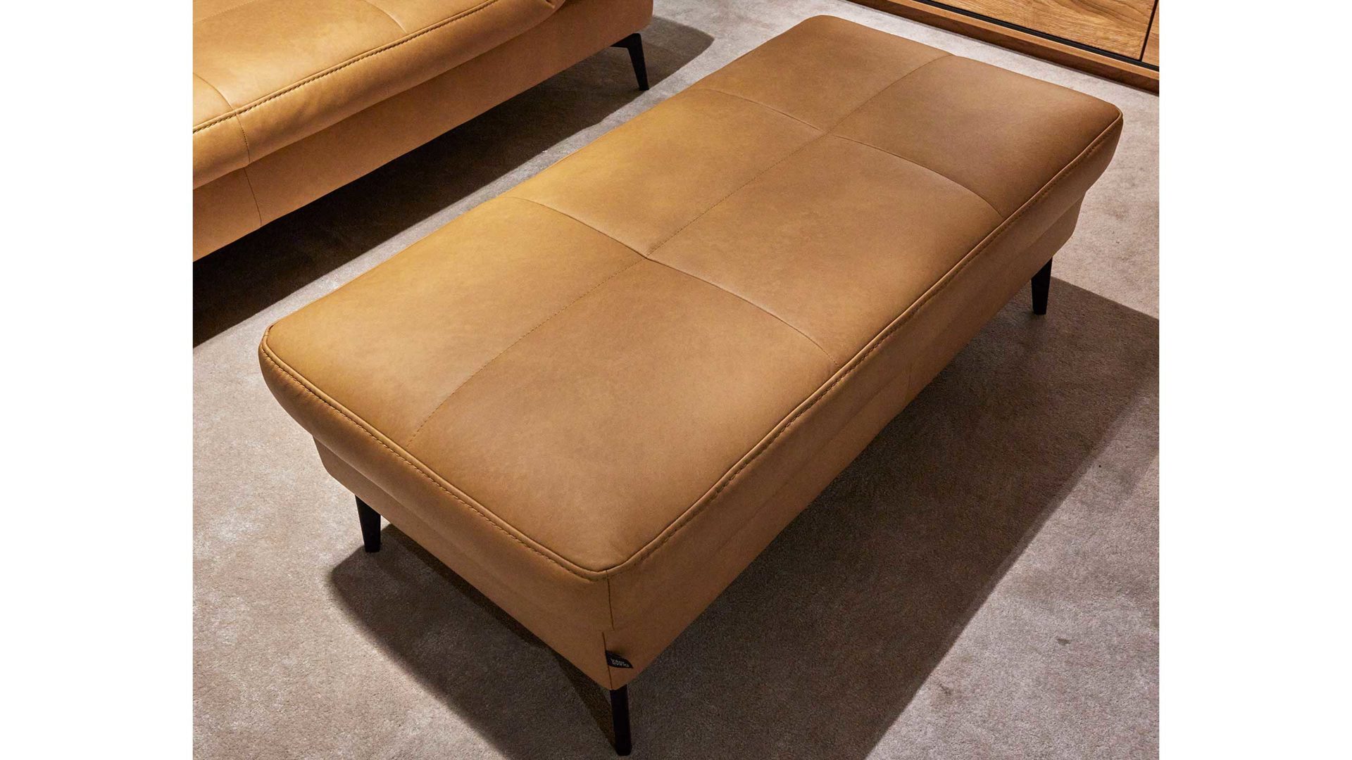 Ecksofa Interliving aus Leder in Hellbraun Interliving Sofa Serie 4057 Polstergarnitur HU-HP21048 LongLife-Leder Vivre Honey & schwarze Metallfüße – Stellfläche ca. 220 x 295 cm