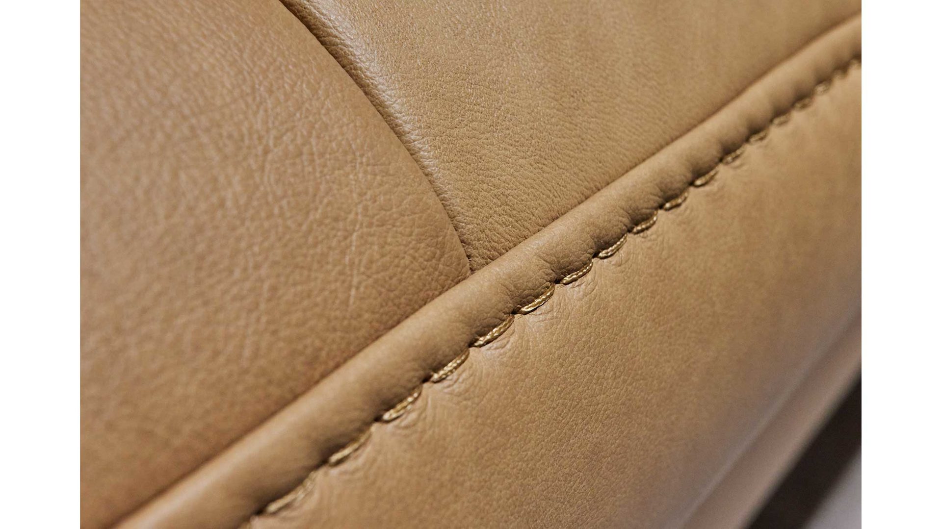 Ecksofa Interliving aus Leder in Hellbraun Interliving Sofa Serie 4057 Polstergarnitur HU-HP21048 LongLife-Leder Vivre Honey & schwarze Metallfüße – Stellfläche ca. 220 x 295 cm