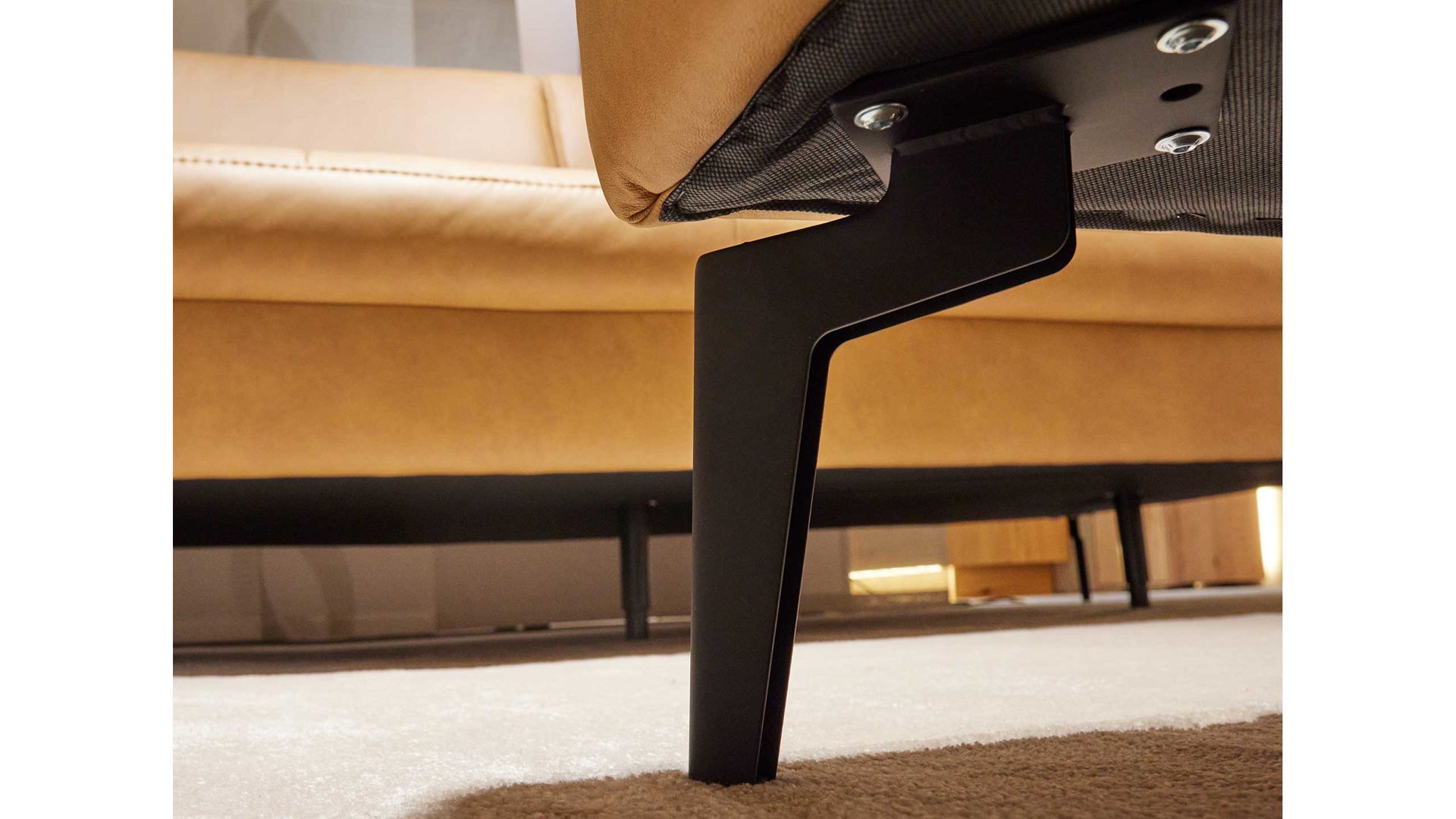 Ecksofa Interliving aus Leder in Hellbraun Interliving Sofa Serie 4057 Polstergarnitur HU-HP21048 LongLife-Leder Vivre Honey & schwarze Metallfüße – Stellfläche ca. 220 x 295 cm