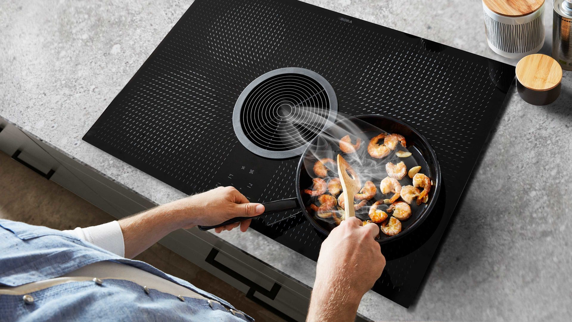 Einbauküche Nobilia® aus Holz in Dunkelgrün nobilia® Einbauküche Easytouch mit BORA Muldenlüfter Mineralgrün & Taupegrau – zweizeilig