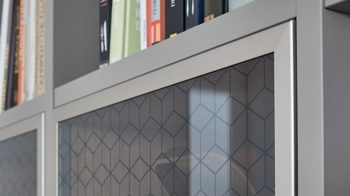 Einbauküche WERT KÜCHE® aus Holz in Grau WERT KÜCHE® Nora mit SIEMENS Einbaugeräten Achatgrau & Wildeiche - zweiteilig