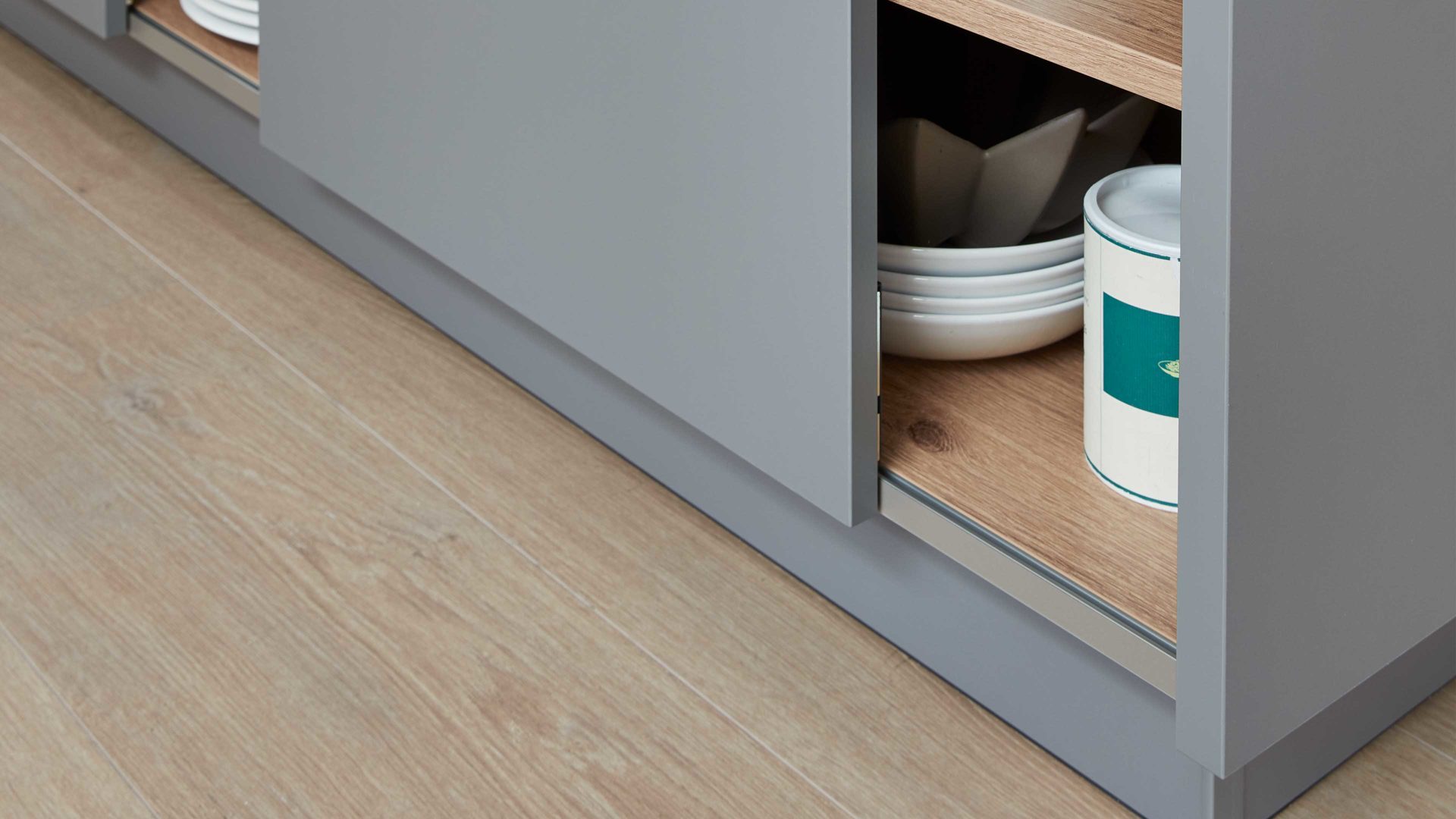 Einbauküche WERT KÜCHE® aus Holz in Dunkelgrau WERT KÜCHE® Nora mit SIEMENS Einbaugeräten Achatgrau & Wildeiche - zweizeilig