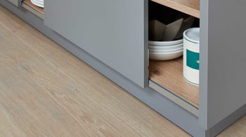 Einbauküche WERT KÜCHE® aus Holz in Grau WERT KÜCHE® Nora mit SIEMENS Einbaugeräten Achatgrau & Wildeiche - zweiteilig
