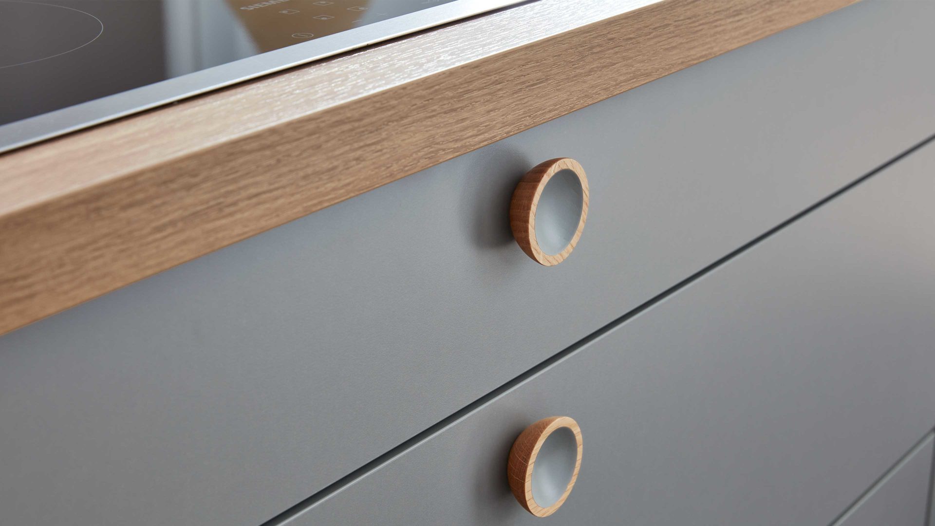 Einbauküche WERT KÜCHE® aus Holz in Grau WERT KÜCHE® Nora mit SIEMENS Einbaugeräten Achatgrau & Wildeiche - zweiteilig