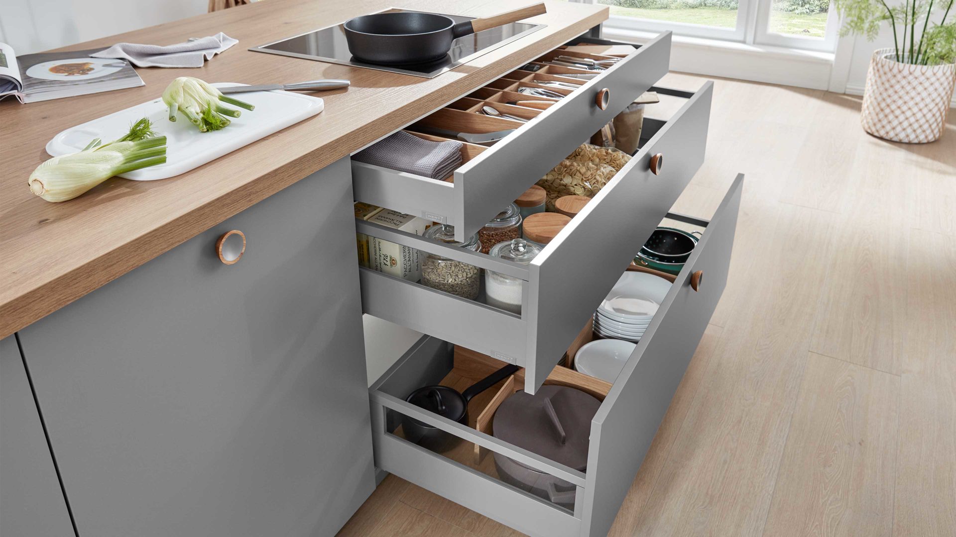 Einbauküche WERT KÜCHE® aus Holz in Dunkelgrau WERT KÜCHE® Nora mit SIEMENS Einbaugeräten Achatgrau & Wildeiche - zweizeilig