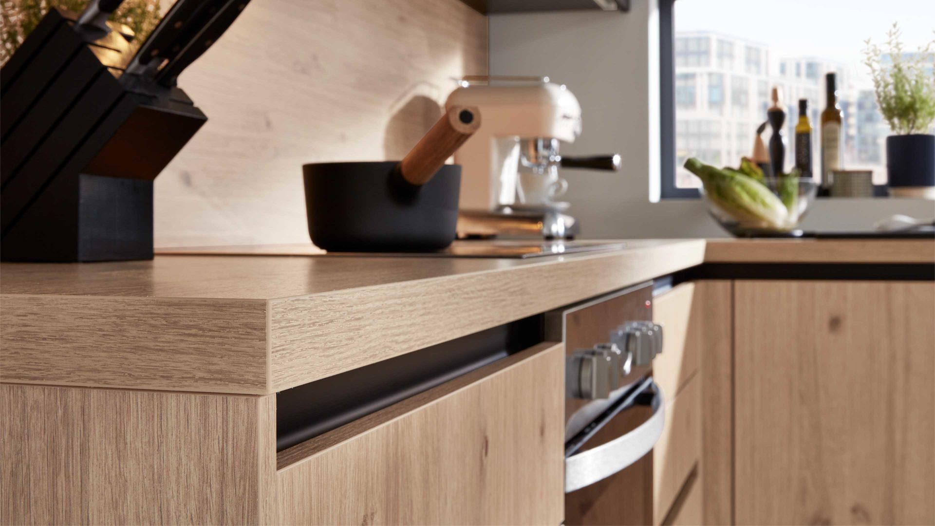 Einbauküche WERT KÜCHE® aus Holz in Schwarz WERT KÜCHE® Barbara mit privileg Einbaugeräten Wildeiche & Onyxschwarz – Stellfläche ca. 247 x 400 cm