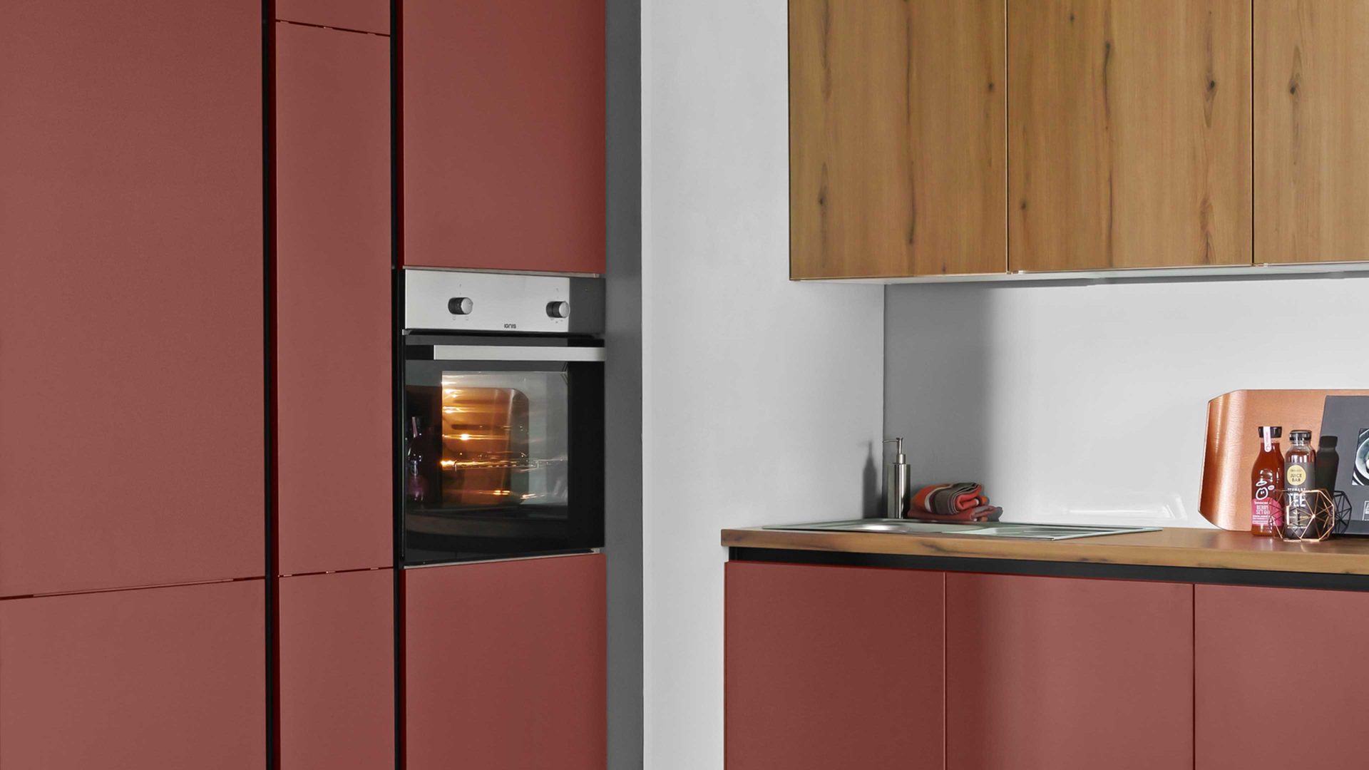 Einbauküche Express küchen aus Holz in Rot EXPRESS KÜCHEN Einbauküche Win mit Einbaugeräten Kaminrot & Eiche astig - zweizeilig