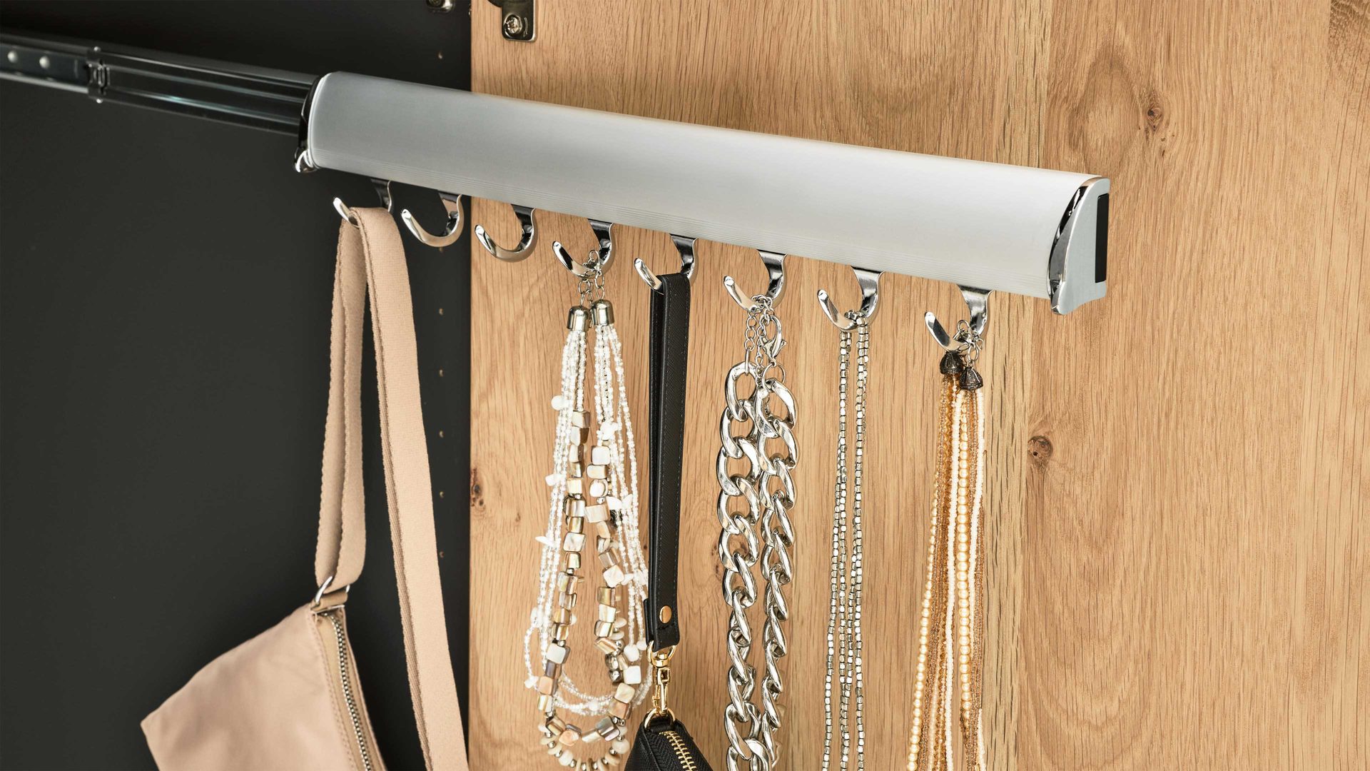 Zubehör Interliving aus Metall in Metallfarben Interliving Schlafzimmer Serie 1029 – Gürtelhalter acht Haken