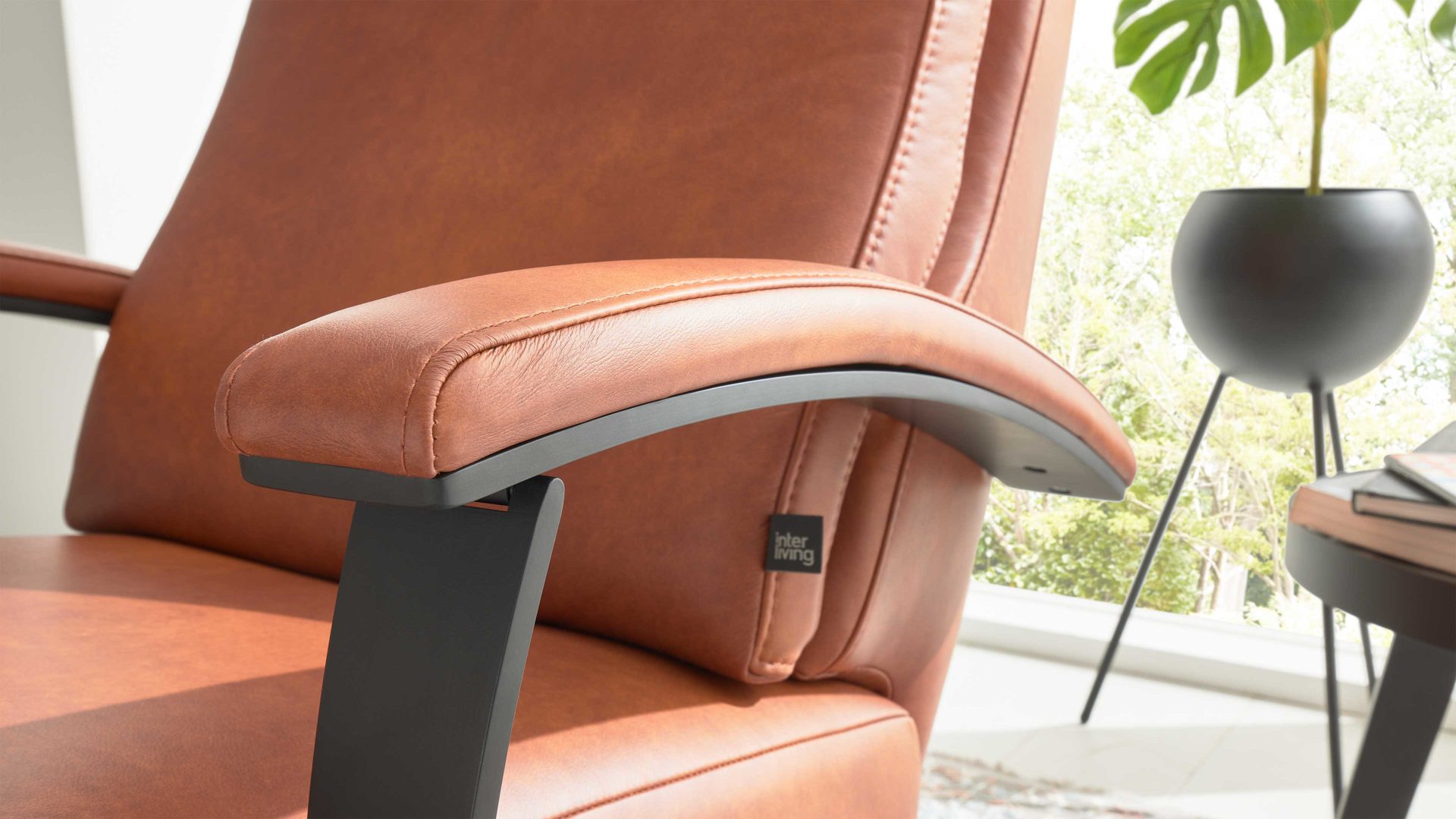 Relaxsessel Interliving aus Leder in Hellbraun Interliving Sofa Serie 4541 – Relaxsessel C manuell - cognacfarbenes LongLife-Leder Cloudy & Sternfuß V4S