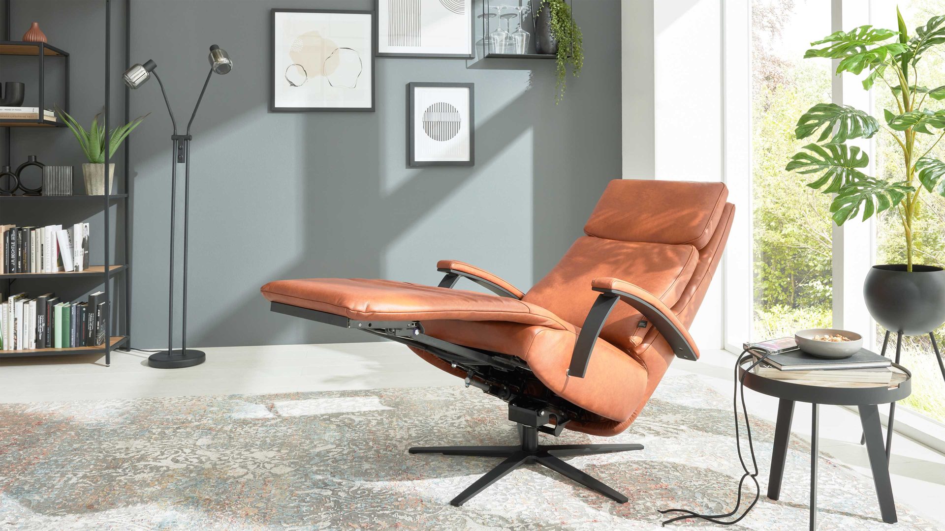 Relaxsessel Interliving aus Leder in Hellbraun Interliving Sofa Serie 4541 – Relaxsessel manuell - cognacfarbenes LongLife-Leder Cloudy & Sternfuß V4S